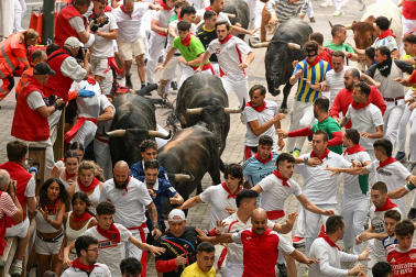 Fotos del séptimo encierro de San Fermín 2026 con toros de Miura en la bajada al callejón.