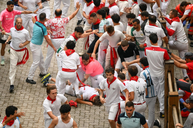 Fotos del séptimo encierro de San Fermín 2026 con toros de Miura en la bajada al callejón.