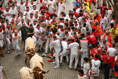 Fotos del séptimo encierro de San Fermín 2026 con toros de Miura en la bajada al callejón.
