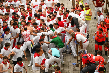 Fotos del séptimo encierro de San Fermín 2026 con toros de Miura en la bajada al callejón.
