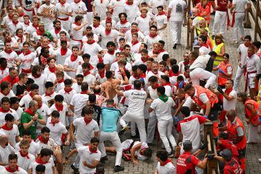 Fotos del séptimo encierro de San Fermín 2026 con toros de Miura en la bajada al callejón.