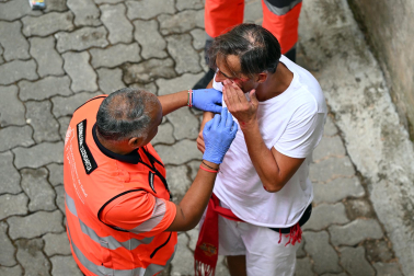 Fotos del séptimo encierro de San Fermín 2026 con toros de Miura en la bajada al callejón.