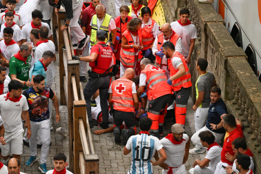 Fotos del séptimo encierro de San Fermín 2026 con toros de Miura en la bajada al callejón.