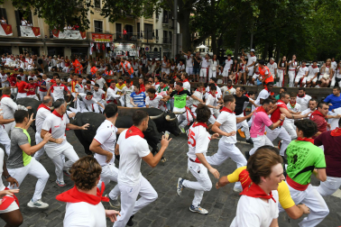 Fotos del séptimo encierro de San Fermín 2026 con toros de Miura en el tramo de Telefónica.