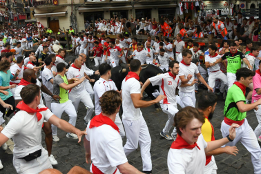 Fotos del séptimo encierro de San Fermín 2026 con toros de Miura en el tramo de Telefónica.