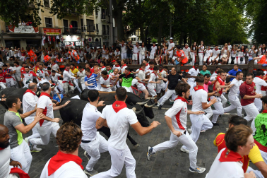 Fotos del séptimo encierro de San Fermín 2026 con toros de Miura en el tramo de Telefónica.