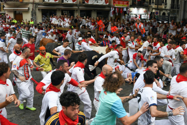 Fotos del séptimo encierro de San Fermín 2026 con toros de Miura en el tramo de Telefónica.