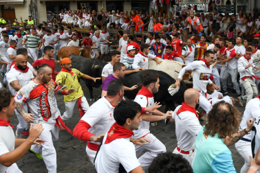 Fotos del séptimo encierro de San Fermín 2026 con toros de Miura en el tramo de Telefónica.
