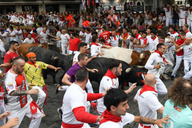 Fotos del séptimo encierro de San Fermín 2026 con toros de Miura en el tramo de Telefónica.