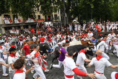 Fotos del séptimo encierro de San Fermín 2026 con toros de Miura en el tramo de Telefónica.