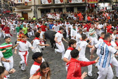 Fotos del séptimo encierro de San Fermín 2026 con toros de Miura en el tramo de Telefónica.