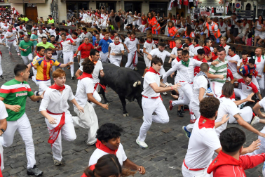 Fotos del séptimo encierro de San Fermín 2026 con toros de Miura en el tramo de Telefónica.