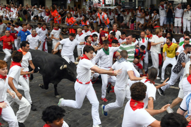 Fotos del séptimo encierro de San Fermín 2026 con toros de Miura en el tramo de Telefónica.