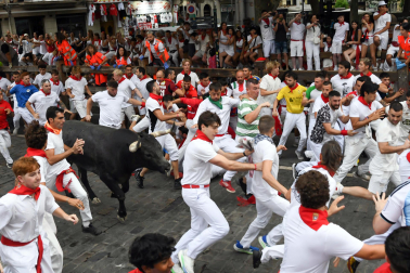 Fotos del séptimo encierro de San Fermín 2026 con toros de Miura en el tramo de Telefónica.