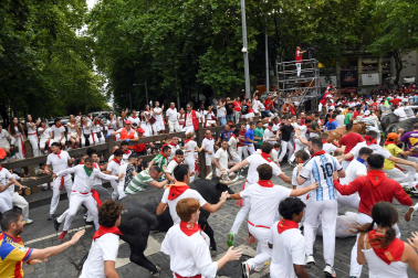 Fotos del séptimo encierro de San Fermín 2026 con toros de Miura en el tramo de Telefónica.