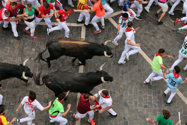 Fotos del séptimo encierro de San Fermín 2026 con toros de Miura en el tramo de Telefónica.