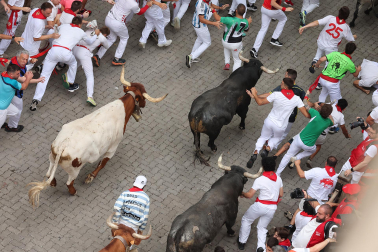 Fotos del séptimo encierro de San Fermín 2026 con toros de Miura en el tramo de Telefónica.