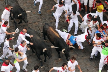Fotos del séptimo encierro de San Fermín 2026 con toros de Miura en el tramo de Telefónica.