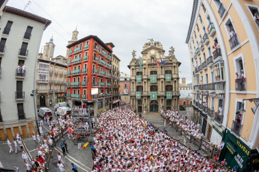 Fotos del séptimo encierro de San Fermín 2026 con toros de Miura en la plaza del Ayuntamiento.