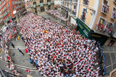 Fotos del séptimo encierro de San Fermín 2026 con toros de Miura en la plaza del Ayuntamiento.