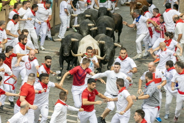 Fotos del séptimo encierro de San Fermín 2026 con toros de Miura en la plaza del Ayuntamiento.