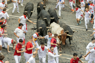 Fotos del séptimo encierro de San Fermín 2026 con toros de Miura en la plaza del Ayuntamiento.