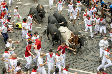 Fotos del séptimo encierro de San Fermín 2026 con toros de Miura en la plaza del Ayuntamiento.