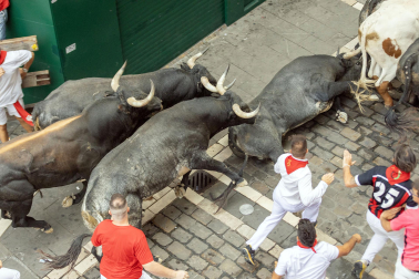 Fotos del séptimo encierro de San Fermín 2026 con toros de Miura en la plaza del Ayuntamiento.