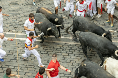 Fotos del séptimo encierro de San Fermín 2026 con toros de Miura en la plaza del Ayuntamiento.