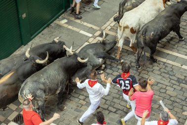 Fotos del séptimo encierro de San Fermín 2026 con toros de Miura en la plaza del Ayuntamiento.