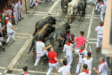 Fotos del séptimo encierro de San Fermín 2026 con toros de Miura en la plaza del Ayuntamiento.