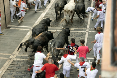 Fotos del séptimo encierro de San Fermín 2026 con toros de Miura en la plaza del Ayuntamiento.