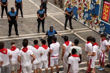Fotos del séptimo encierro de San Fermín 2026 con toros de Miura en la calle Estafeta.