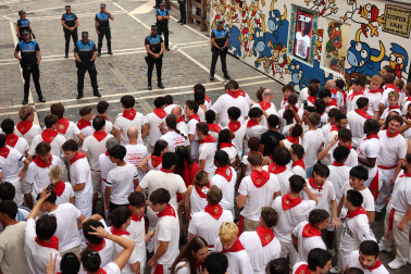 Fotos del séptimo encierro de San Fermín 2026 con toros de Miura en la calle Estafeta.