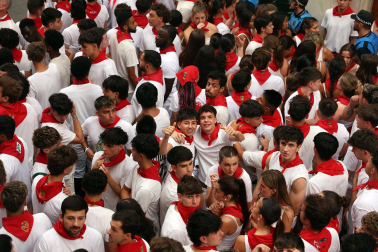 Fotos del séptimo encierro de San Fermín 2026 con toros de Miura en la calle Estafeta.