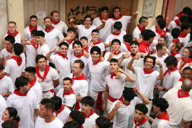 Fotos del séptimo encierro de San Fermín 2026 con toros de Miura en la calle Estafeta.
