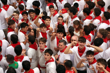 Fotos del séptimo encierro de San Fermín 2026 con toros de Miura en la calle Estafeta.