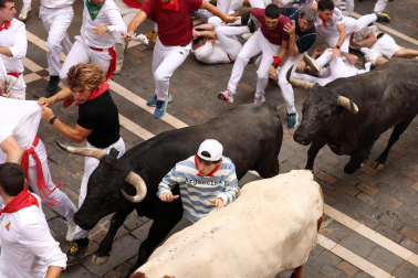 Fotos del séptimo encierro de San Fermín 2026 con toros de Miura en la calle Estafeta.