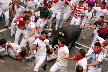 Fotos del séptimo encierro de San Fermín 2026 con toros de Miura en la calle Estafeta.