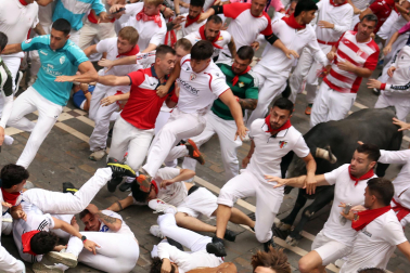Fotos del séptimo encierro de San Fermín 2026 con toros de Miura en la calle Estafeta.