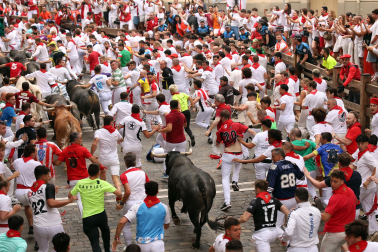 Fotos del séptimo encierro de San Fermín 2026 con toros de Miura en la calle Estafeta.