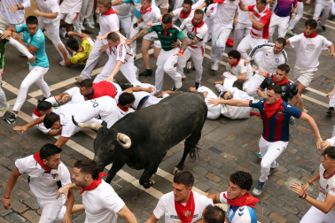 Fotos del séptimo encierro de San Fermín 2026 con toros de Miura en la calle Estafeta.