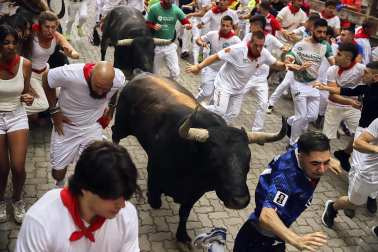 Fotos del séptimo encierro de San Fermín 2026 con toros de Miura en la bajada al callejón.