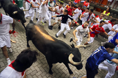 Fotos del séptimo encierro de San Fermín 2026 con toros de Miura en la bajada al callejón.