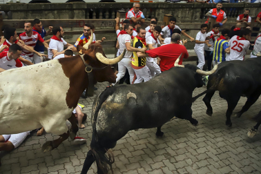 Fotos del séptimo encierro de San Fermín 2026 con toros de Miura en la bajada al callejón.