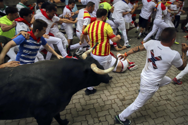 Fotos del séptimo encierro de San Fermín 2026 con toros de Miura en la bajada al callejón.