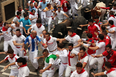 Fotos del séptimo encierro de San Fermín 2026 con toros de Miura en la Estafeta.