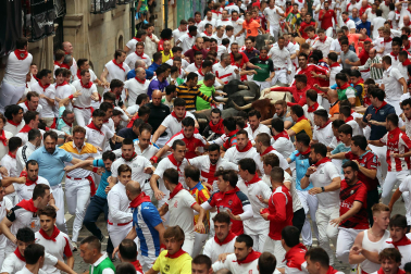 Fotos del séptimo encierro de San Fermín 2026 con toros de Miura en la Estafeta.