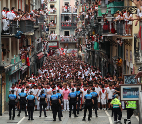 Fotos del séptimo encierro de San Fermín 2026 con toros de Miura en la Estafeta.