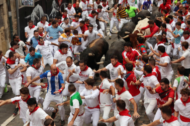 Fotos del séptimo encierro de San Fermín 2026 con toros de Miura en la Estafeta.